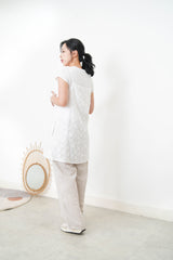 White floral texture cami w/ split hem