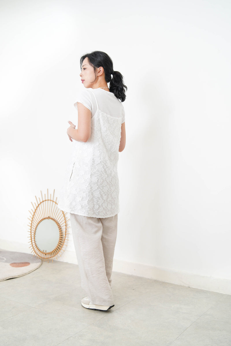 White floral texture cami w/ split hem