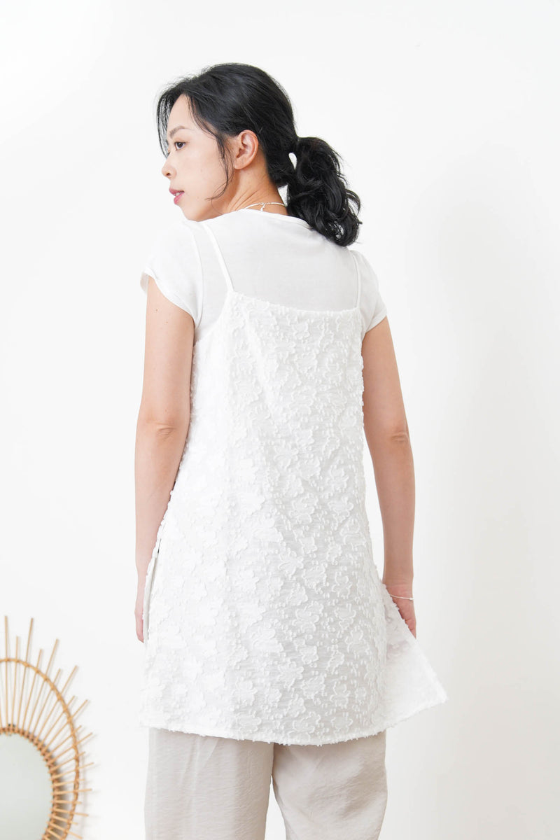 White floral texture cami w/ split hem