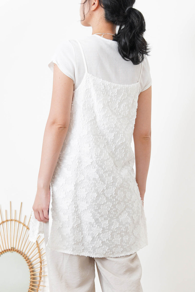 White floral texture cami w/ split hem