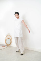 White floral texture cami w/ split hem