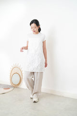 White floral texture cami w/ split hem