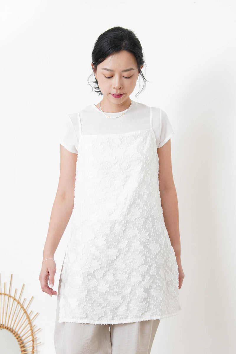 White floral texture cami w/ split hem