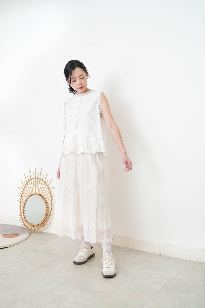 White dotted pattern vest w/ chiffon trimming
