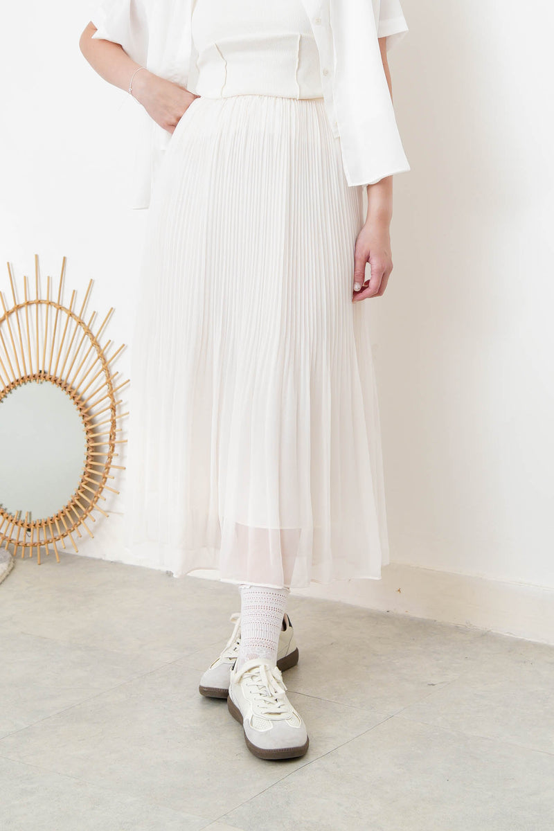 White pleats chiffon skirt