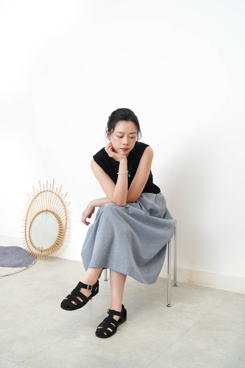 Black knit vest w/ knot waist