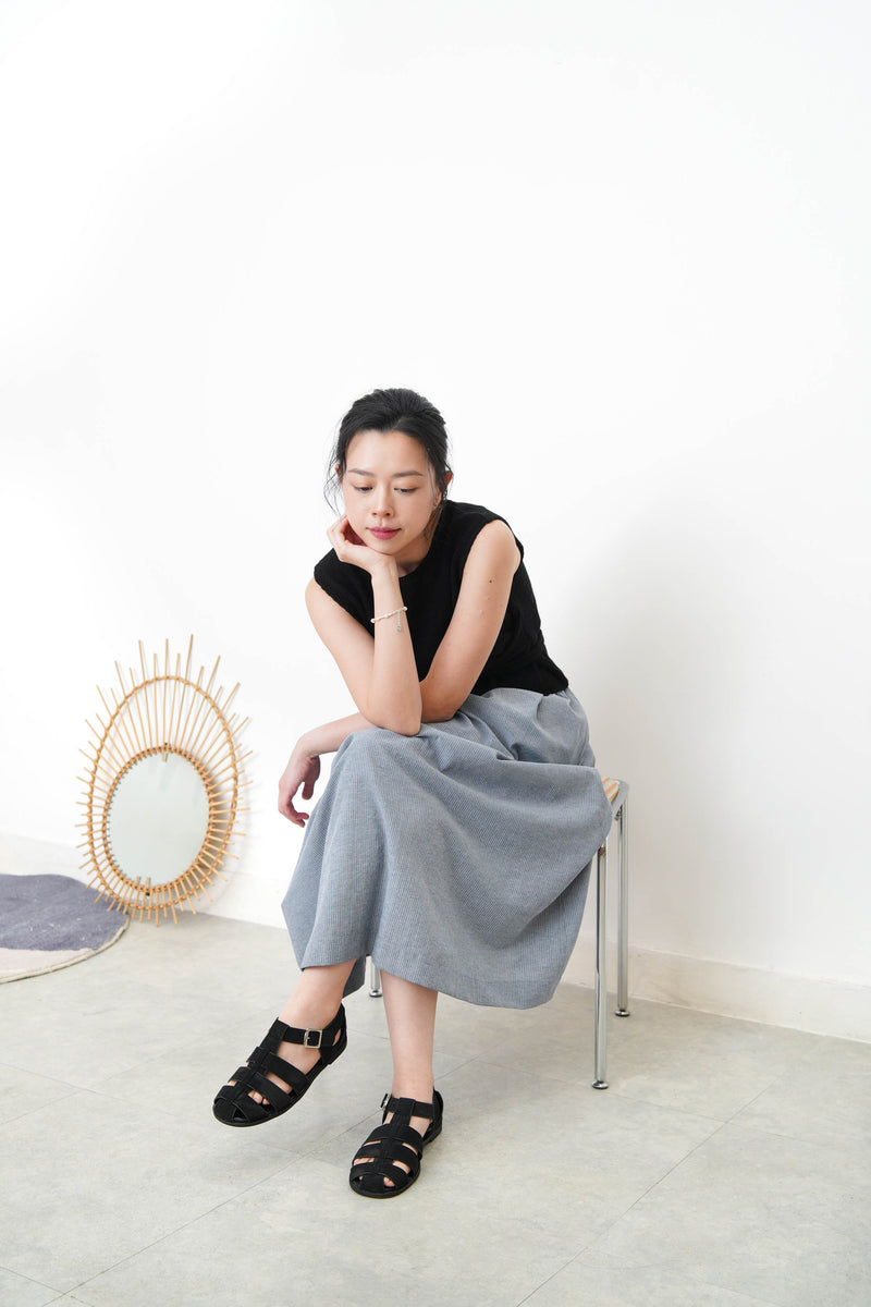Black knit vest w/ knot waist