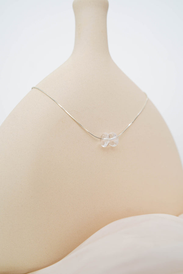 Adjustable necklace with tranparancy beads