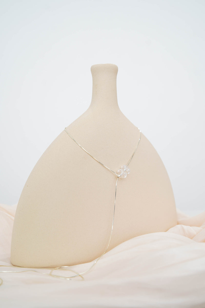 Adjustable necklace with tranparancy beads