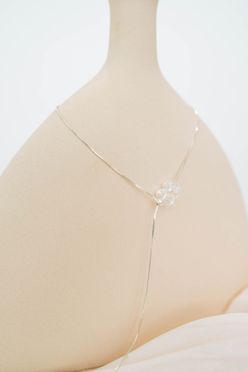 Adjustable necklace with tranparancy beads