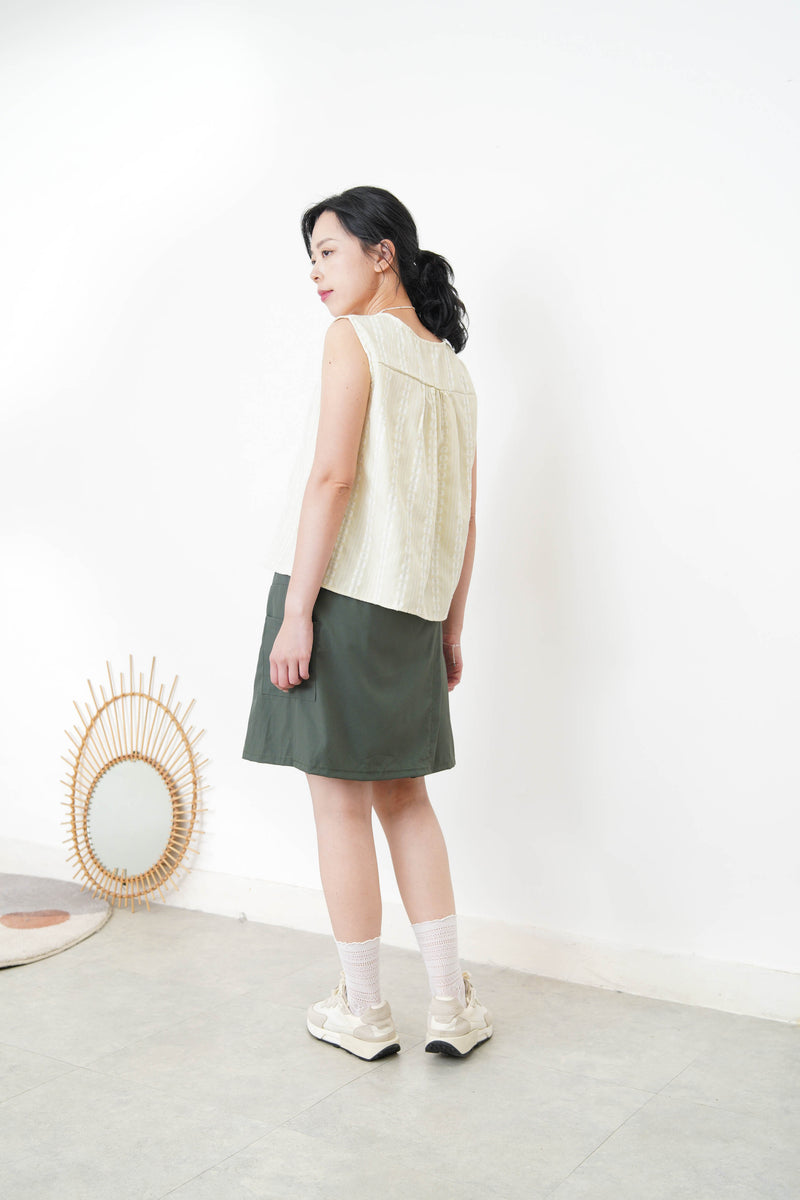 Yellow embroidery vest w/ ribbon collar
