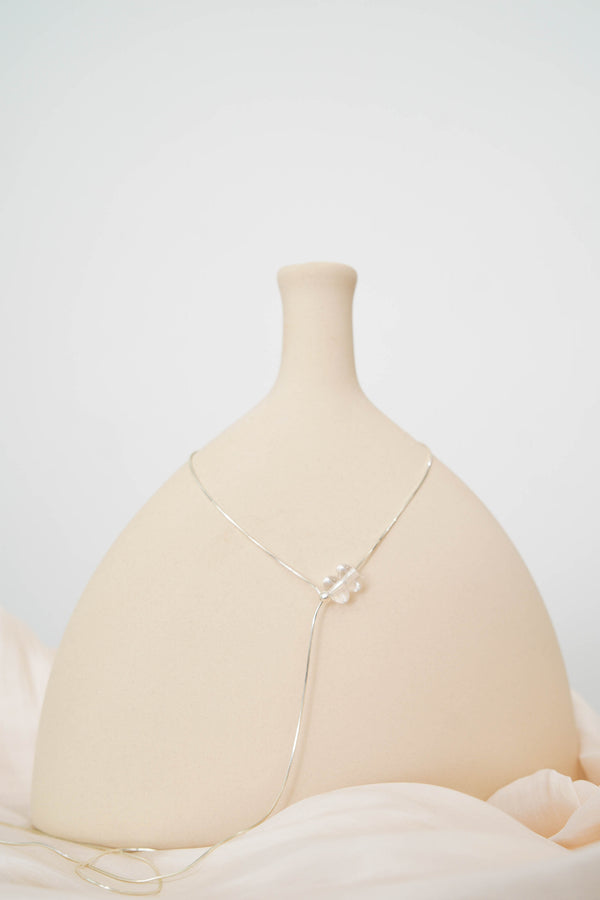 Adjustable necklace with tranparancy beads
