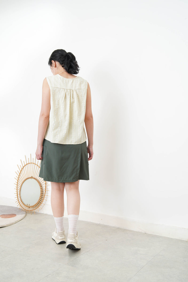 Yellow embroidery vest w/ ribbon collar