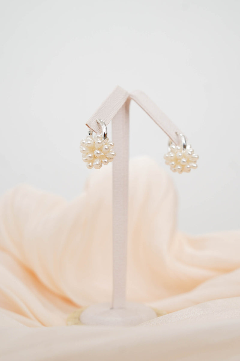 Ring earrings w/ blooming flower