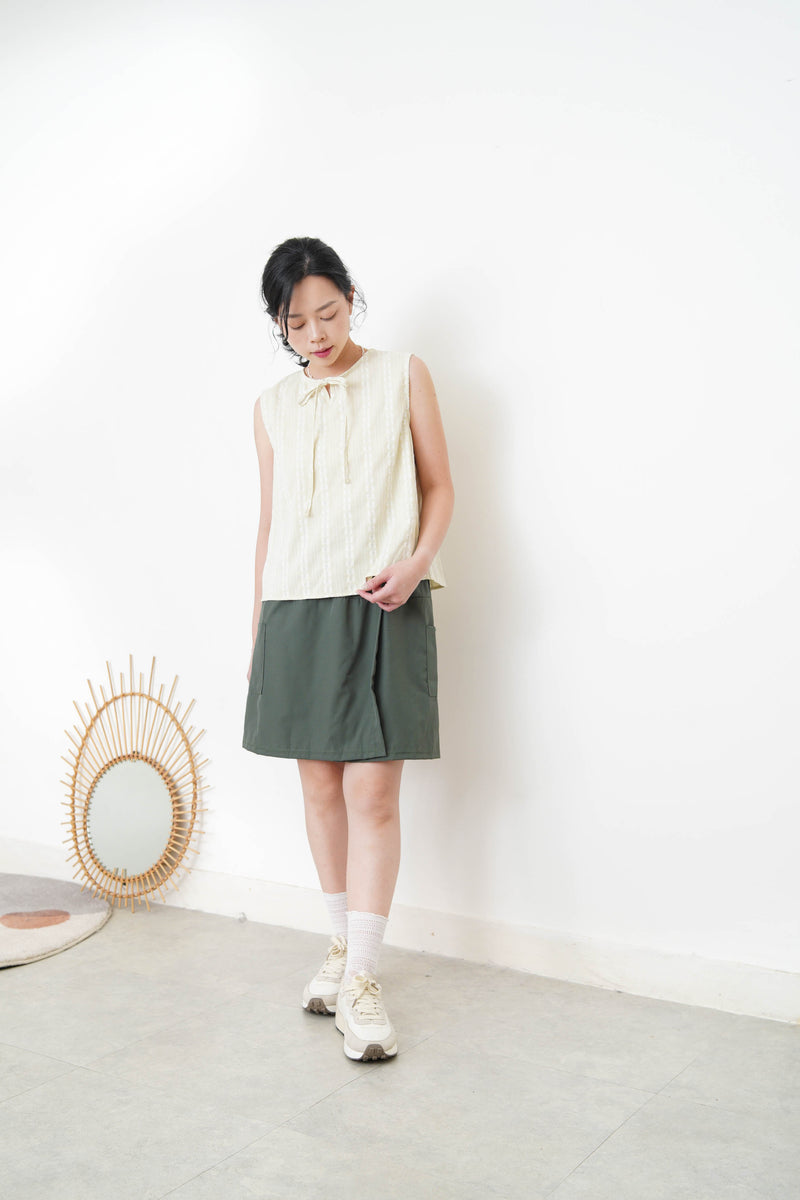 Yellow embroidery vest w/ ribbon collar