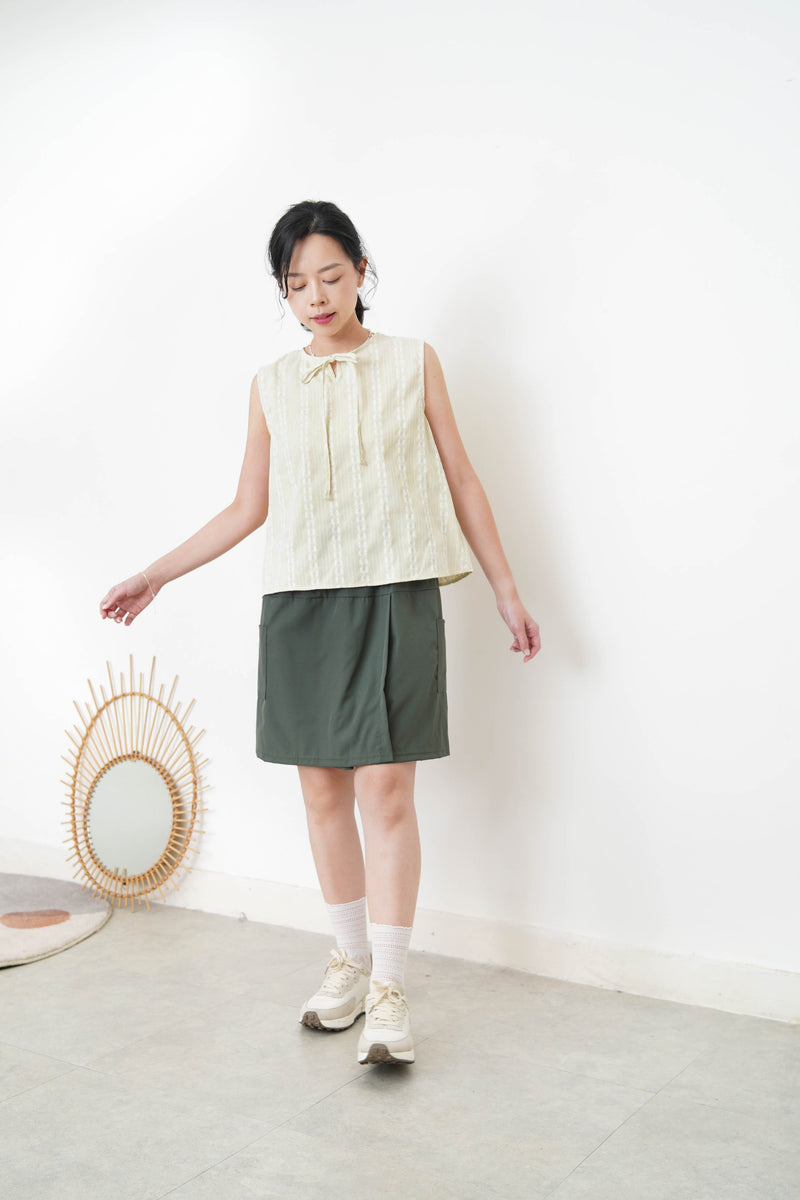 Yellow embroidery vest w/ ribbon collar