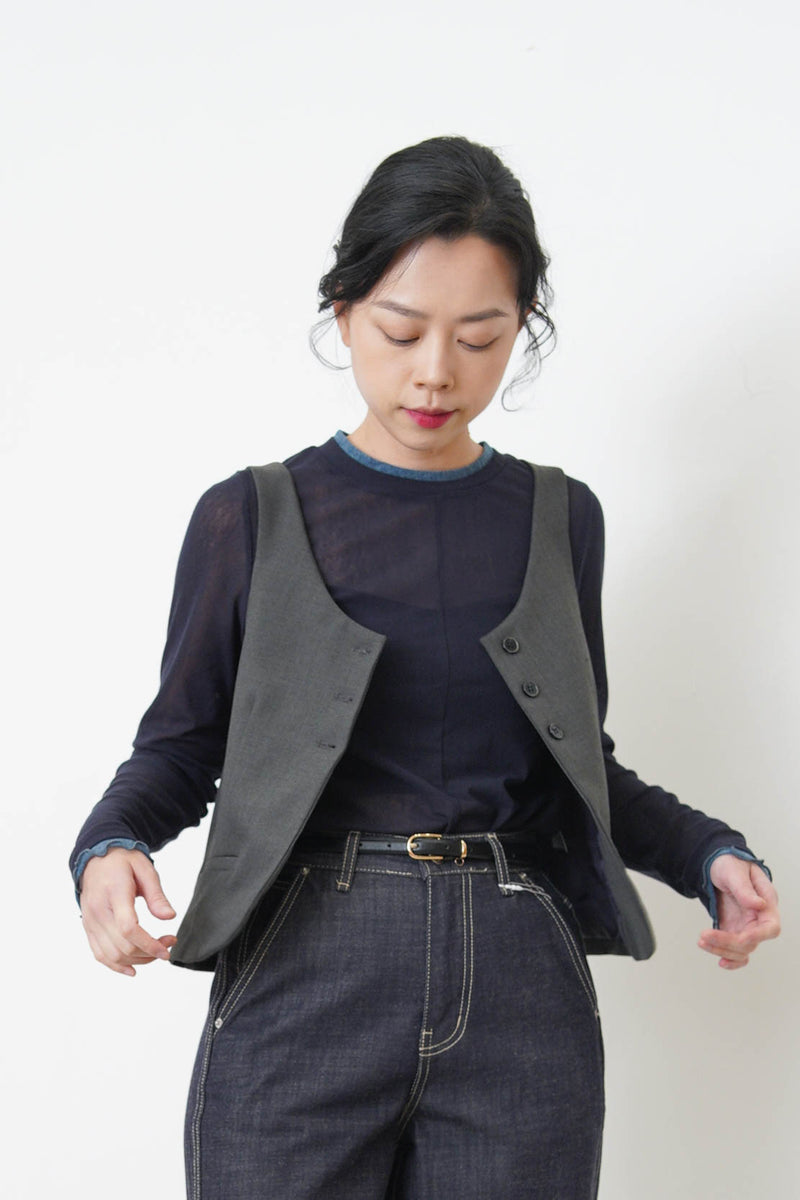 Beige button vest in round hem