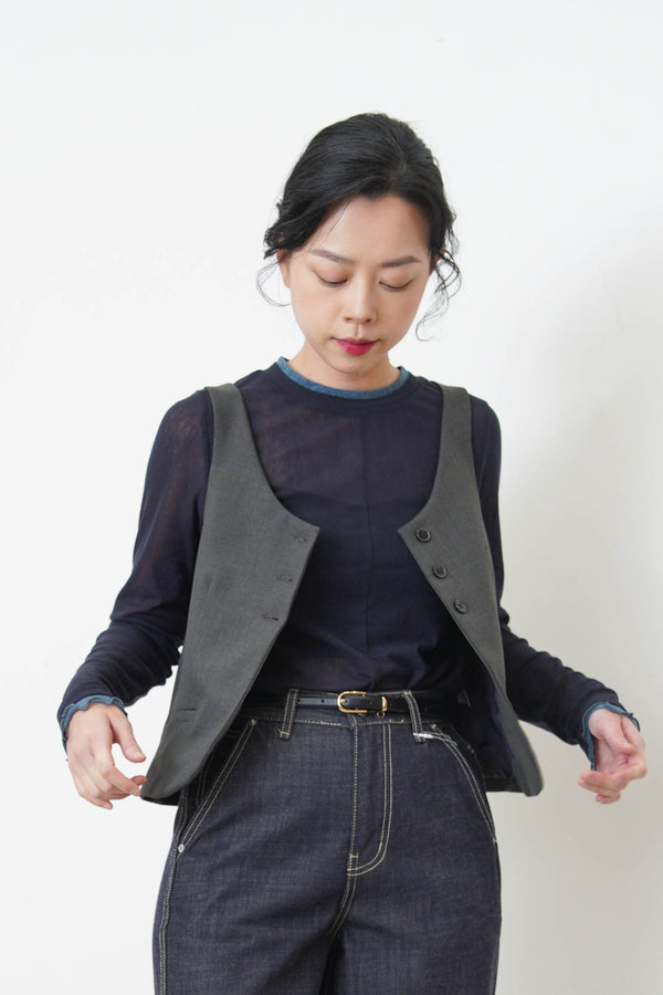 Grey button vest in round hem