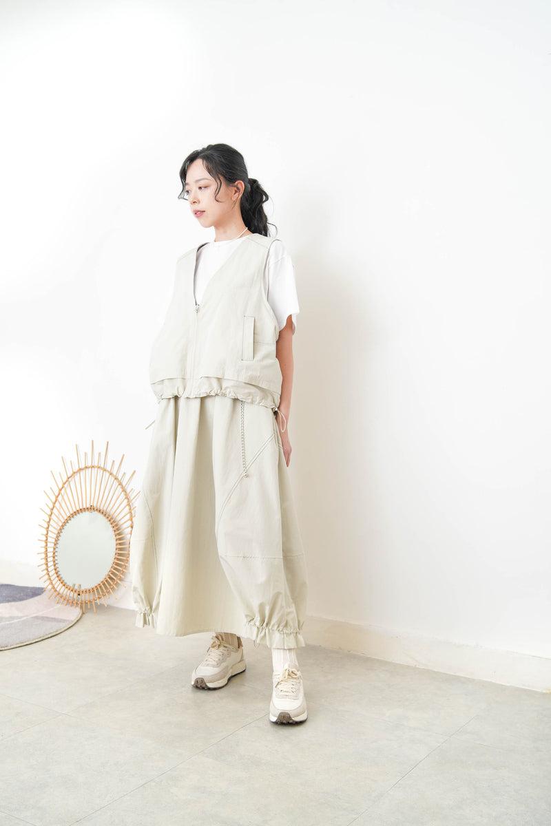 Ivory worker style vest w/ elastic hem