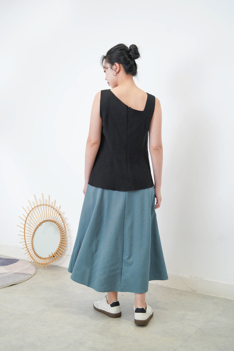 Black ribbon hem vest w/ asy. Collar