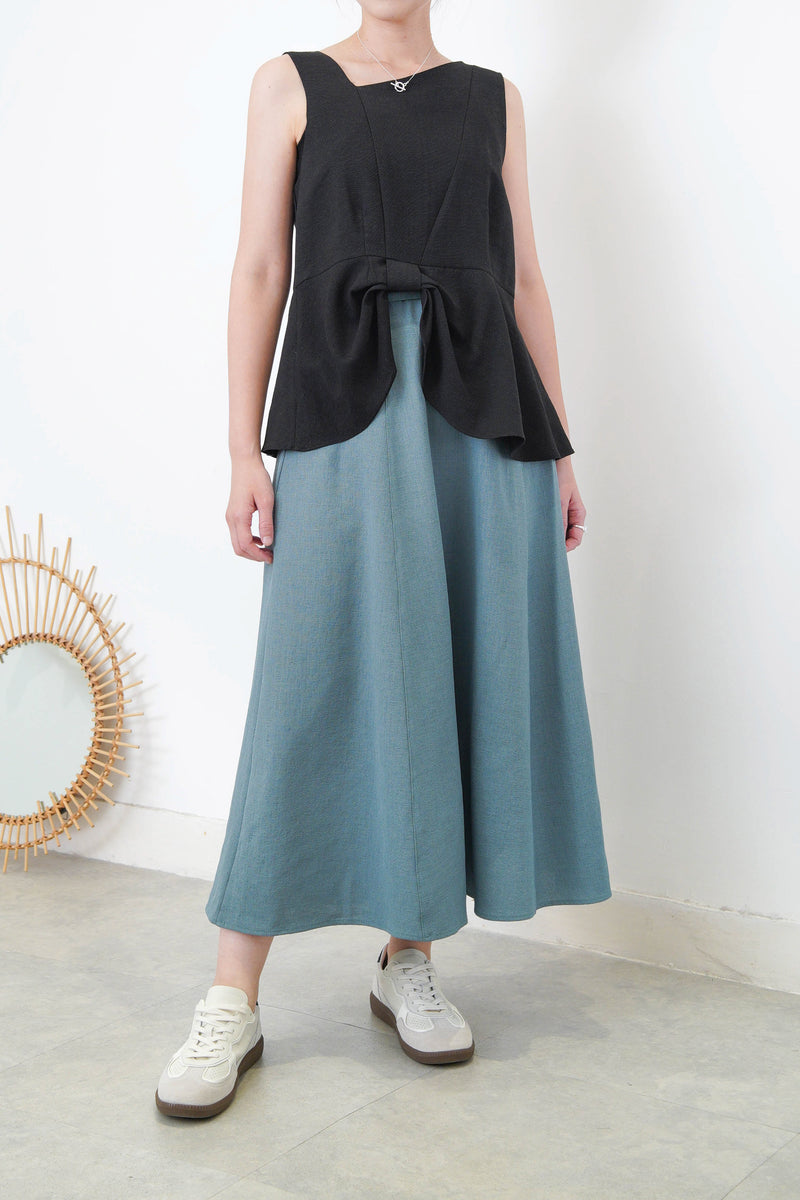 Black ribbon hem vest w/ asy. Collar