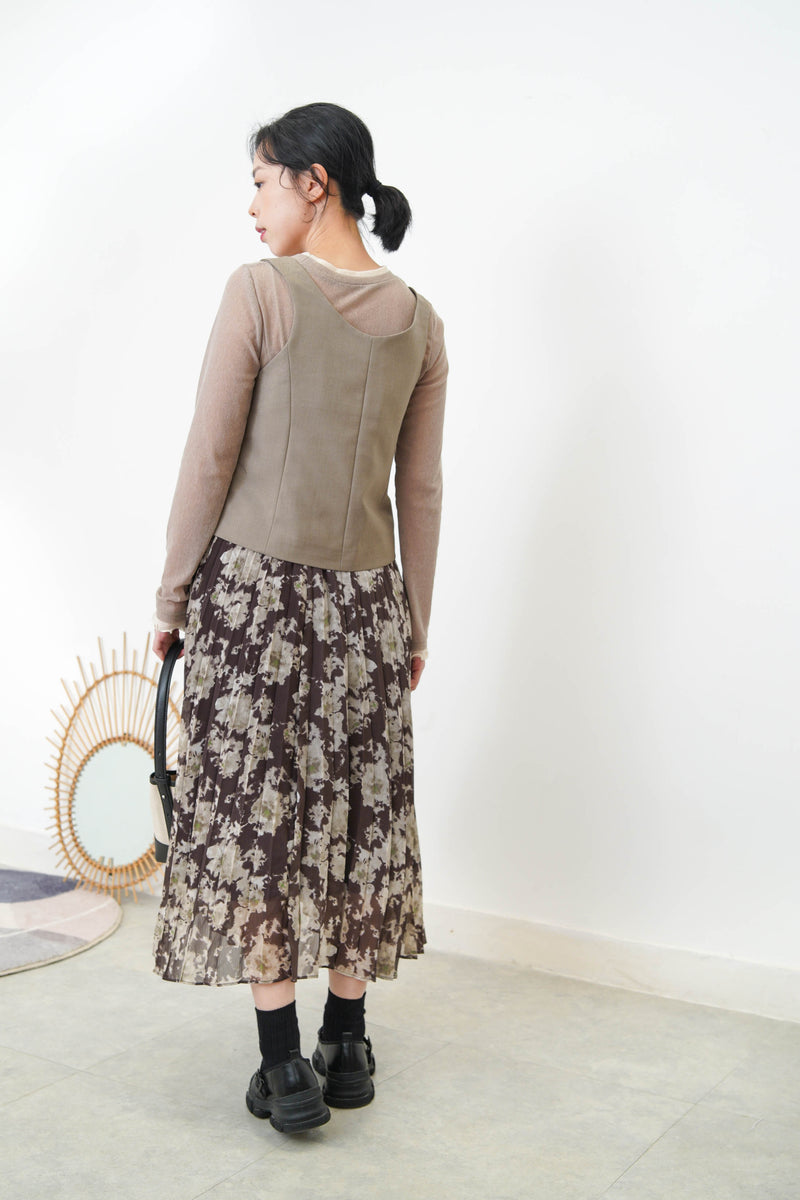 Beige button vest in round hem
