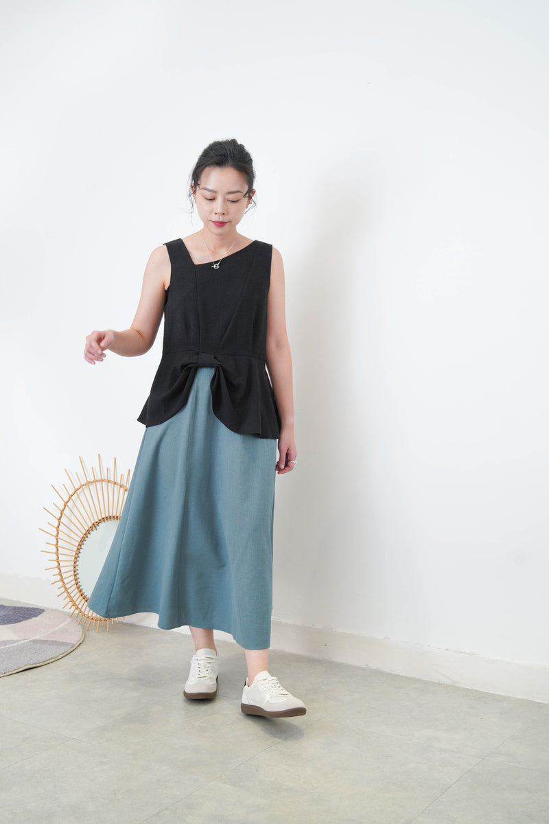 Black ribbon hem vest w/ asy. Collar
