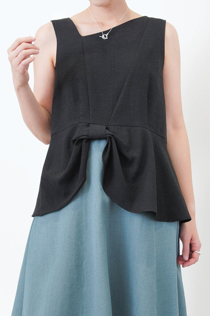 Black ribbon hem vest w/ asy. Collar