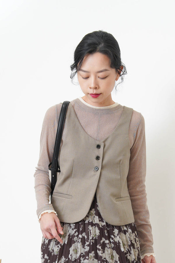 Beige button vest in round hem