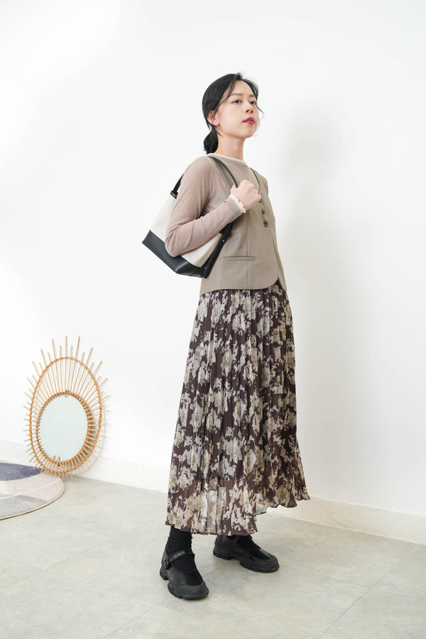 Beige button vest in round hem