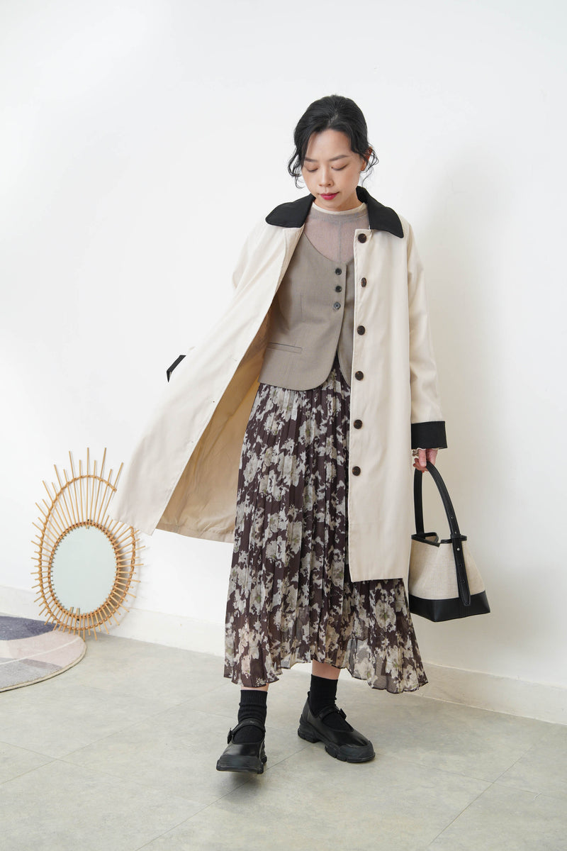 Beige button vest in round hem