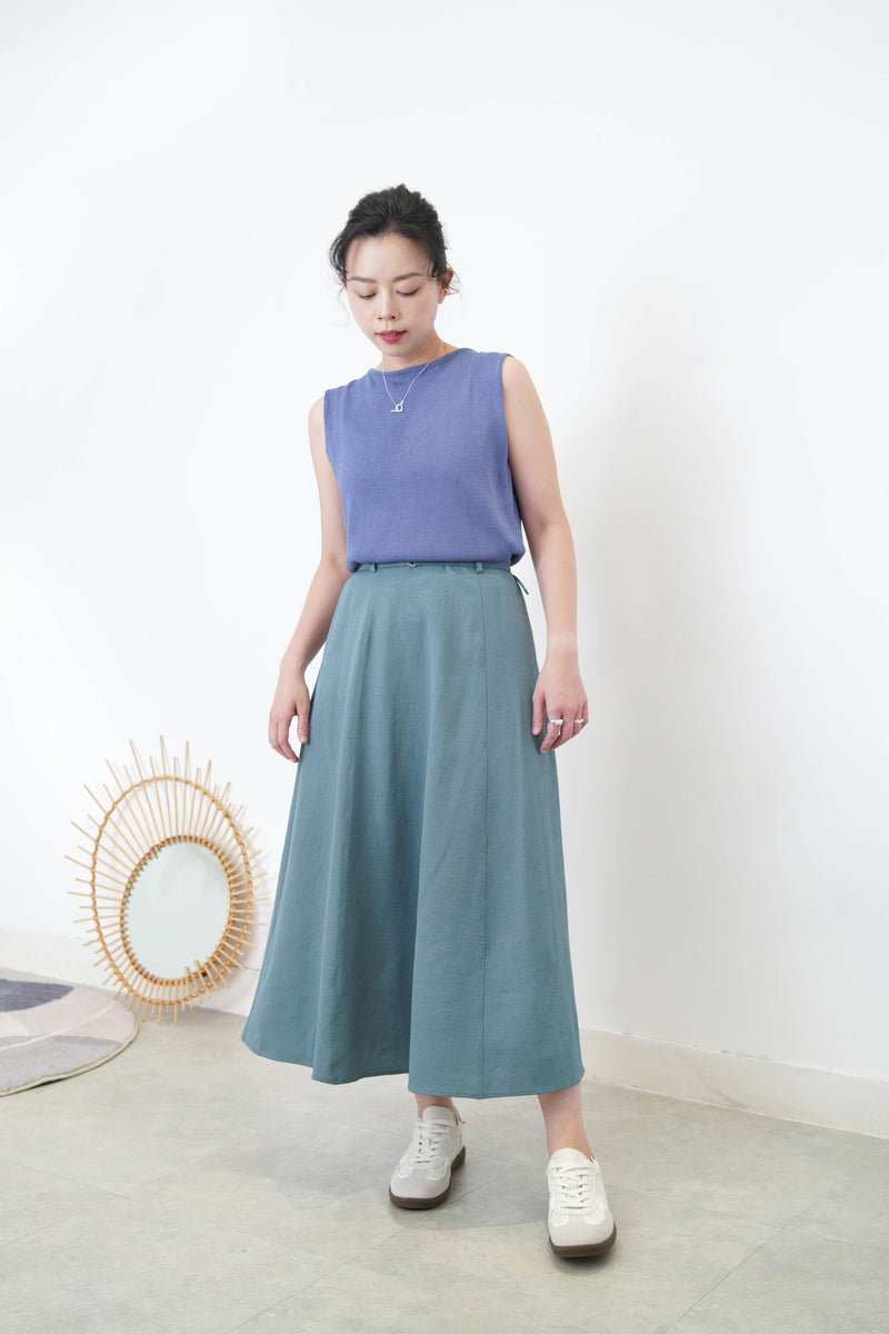 Blue knit vest in pleats back