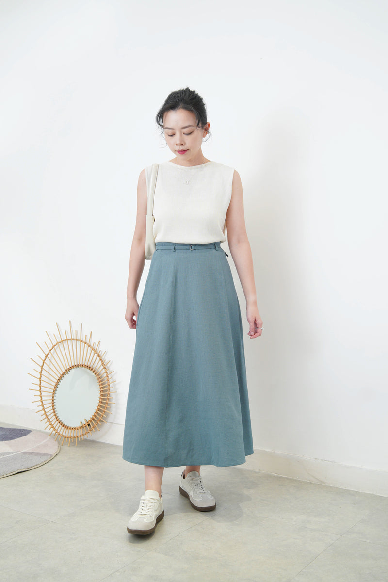 Ivory knit vest in pleats open back