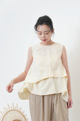 White vest with details pleats hem