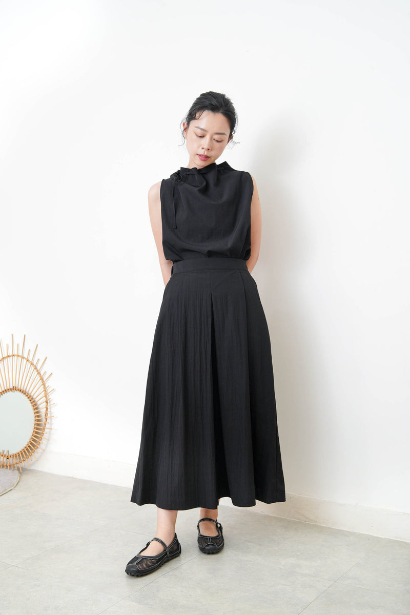 Black vest w/ gather collar strings