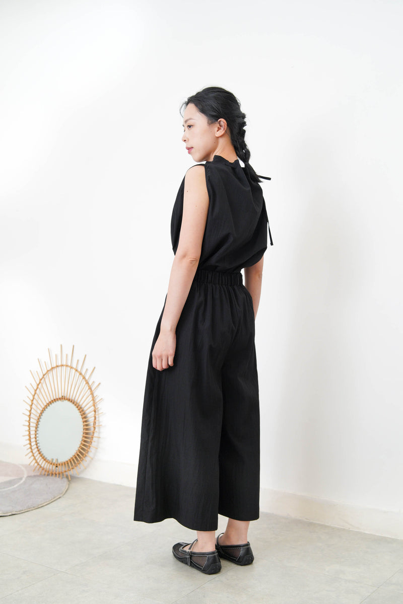 Black vest w/ gather collar strings