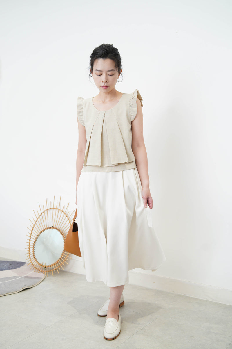 Beige double layers vest in ruffle shoulders