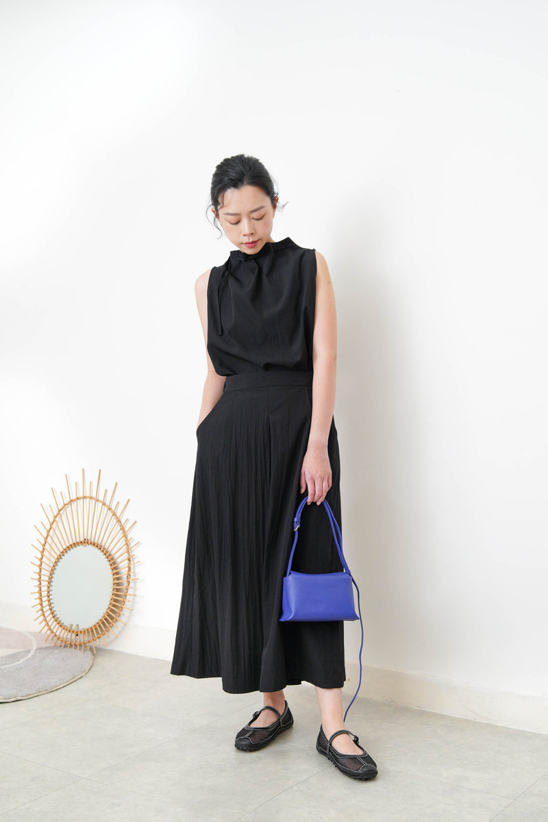 Black vest w/ gather collar strings