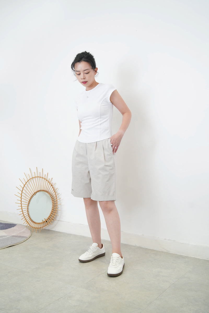 White minimal vest in round hem