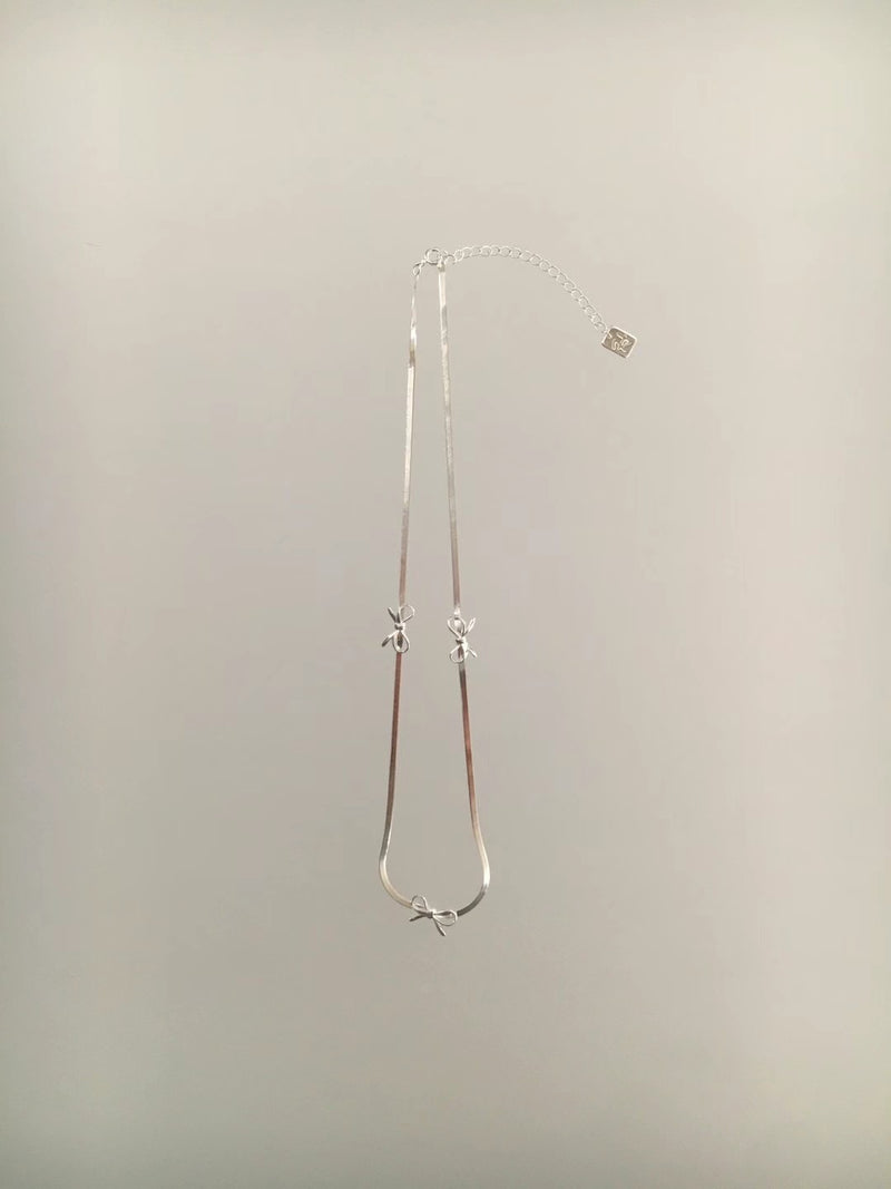 Premium silver necklace in minimal ribbons