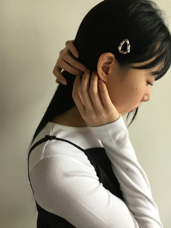 Wavy oval clip