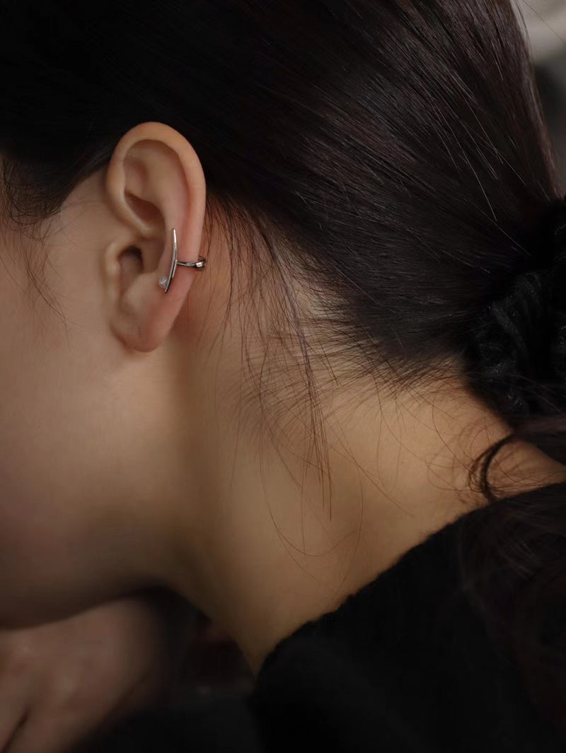 Moon shape ear cuff