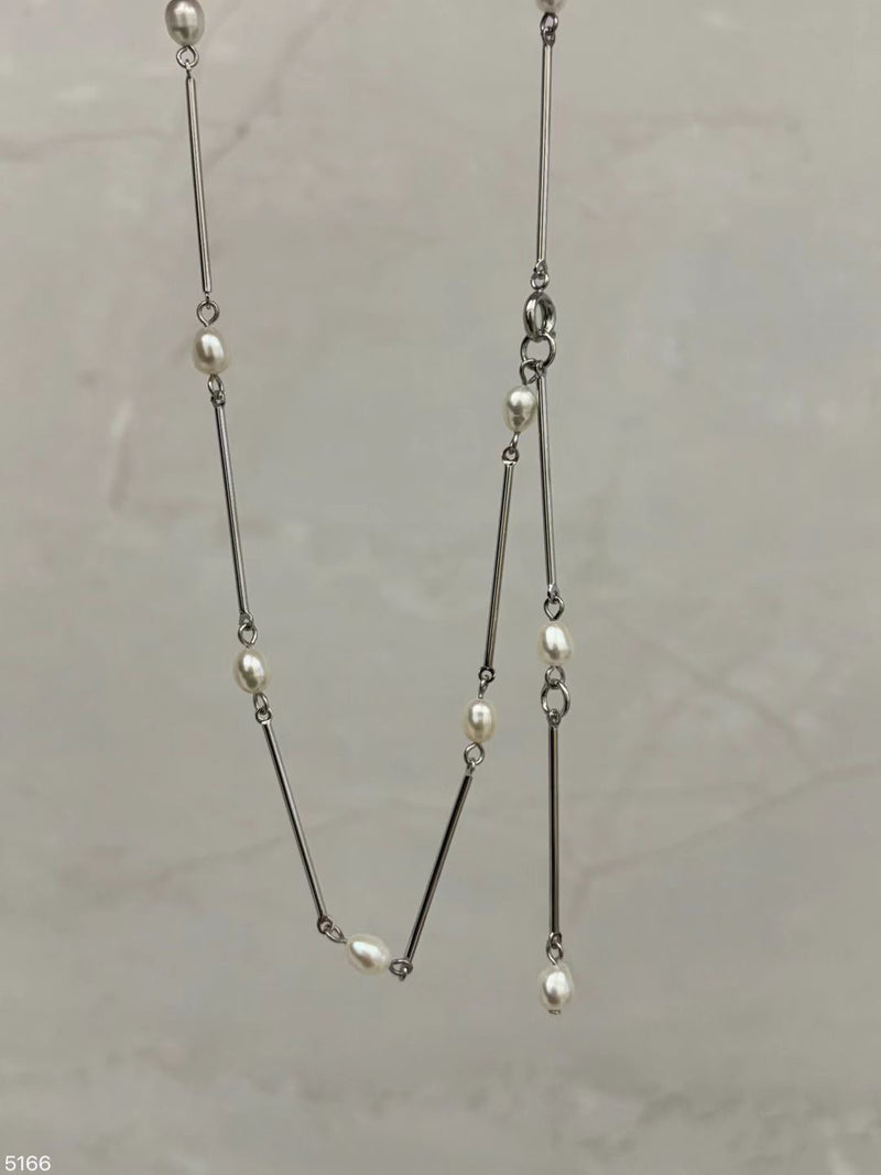 Silve pearl necklace w/ pendant design