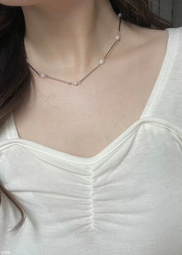 Silve pearl necklace w/ pendant design
