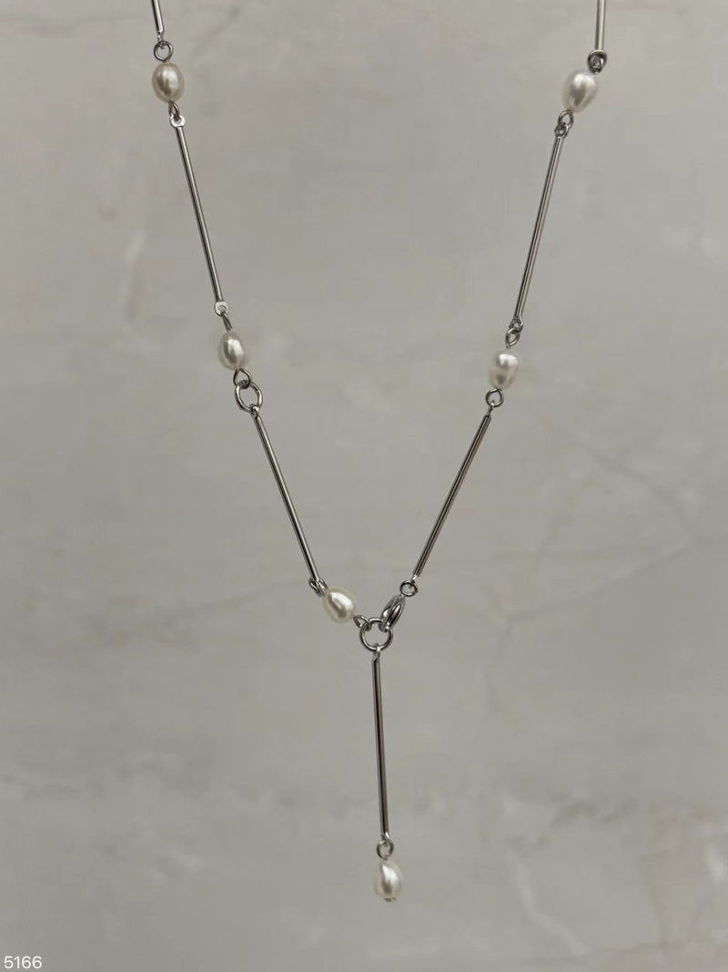 Silve pearl necklace w/ pendant design