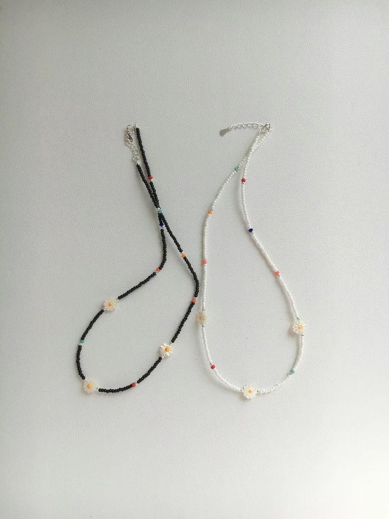 925 white daisy necklace in color beads