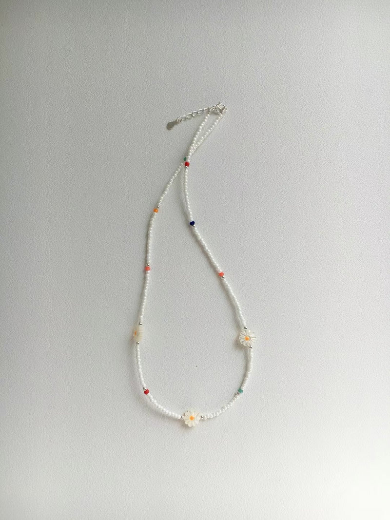 925 white daisy necklace in color beads