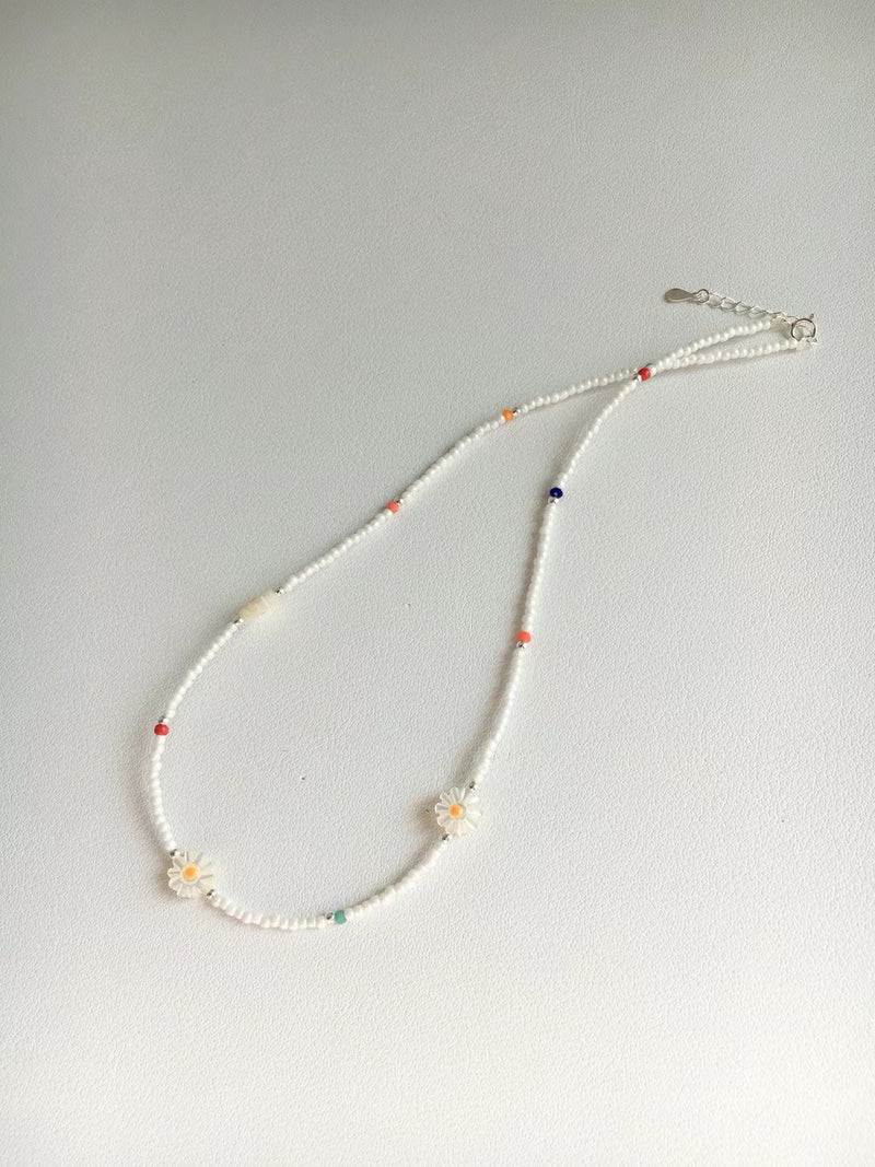 925 white daisy necklace in color beads