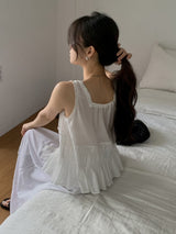White square neck blouse w/ pleats details
