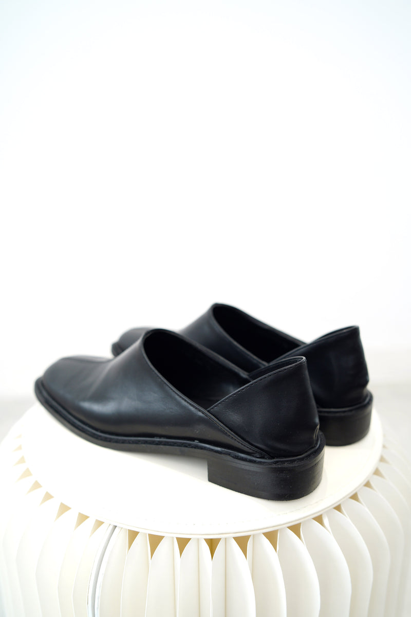 Black fine shape flats in square toe